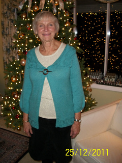 Mom_s_holly_sweater_002_small2