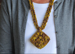 Holiday_gold_necklace10_small2