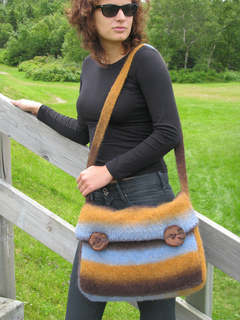 Kauni_messenger_bag_main_view_edited_small2
