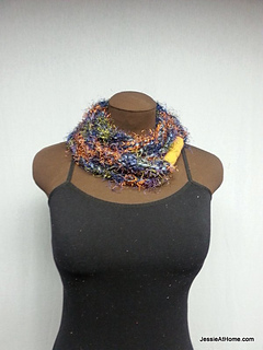 Fuzzy-simple-chain-stitch-necklace_small2