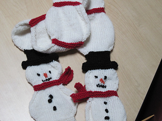 Ravelry: Snowman Snowball Toddler Scarf pattern by Suzanne Resaul