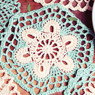 Hexagonal_crochet_doily_small2