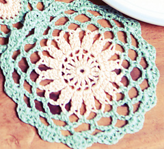 Small_circle_crochet_doily_small