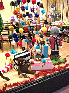 Knit_christmas_window_display_6_small2