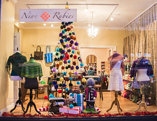 Knit_christmas_window_display_2_small2