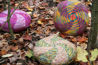 Candy_swirl_pillows_koigu_mag2_11_11_leaves_small2