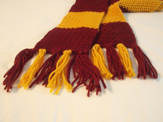 Knitted_gryffindor_scarf_closeup_fringe_small2
