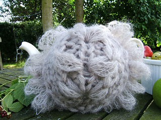Rustic_leaf_tea_cosy_ravelry_close_up_small2