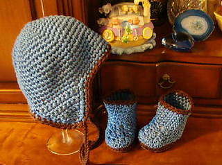 222_boy_hat_and_booties_small2