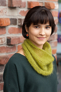 Crocheted-moebius-cowl4_small2