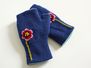 Reversible_fingerless_glove_indigo_flower_small2