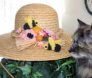 Amigurumi_bumblebees_with_jasmine_resized_fix_small2