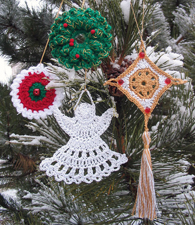 Crochet_ornaments_outside_on_pine_small2