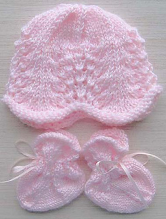 Lacy_baby_hat_with_scalloped_lace_baby_socks_small2