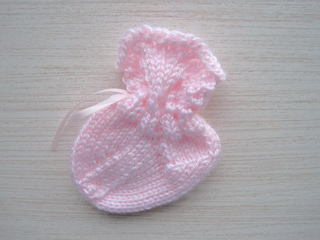 Scalloped_lace_baby_sock_alone_small2