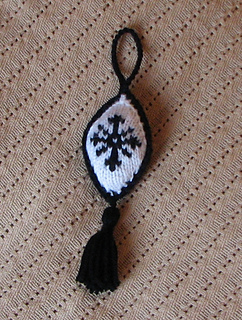 Gothicyulepomanderhanging_small2
