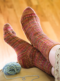 Herringbone-rib-socks_kristi-schueler_cropped_small2