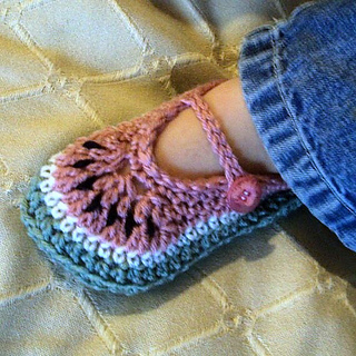 Ravelry: Toddler Watermlon Mary Janes pattern by Lisa van ...