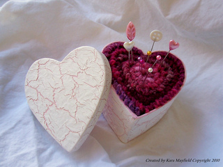 Red_heart_pincushion_2_small2