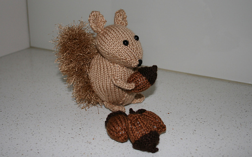 Squirrel_with_nuts_sidish_rect_medium