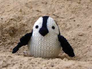 Knitted_penguin_small2