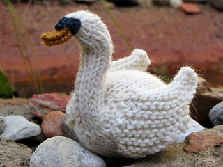 Knitted_swan_pattern_small2