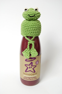 Frog_crochet_hat_crossed_legs_small2