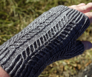 Arya_mitts_-_one_mitt_down_small2