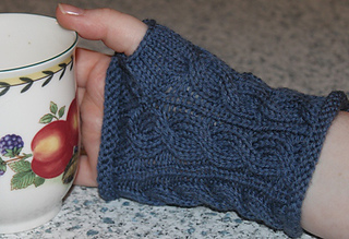 Fingerlessglovesbacktamara_small2