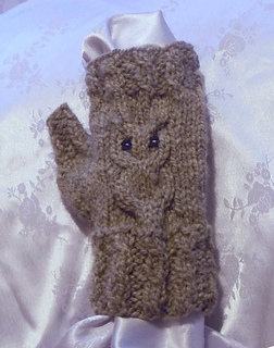 Hootin_it_mitt_detai_onlinel_small2