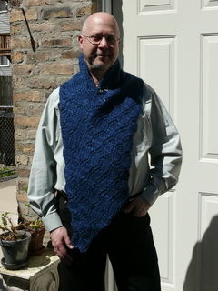 Fl_wearing_wabenschal_scarf_small2