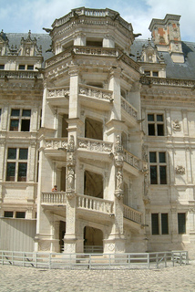 Chateau_de_blois_escalier_monumental_small2