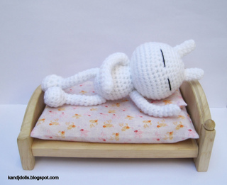 Tuzki_easy_amigurumi_pattern_in_bed_small2