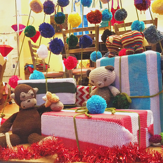 Knit_christmas_window_display_5_small2