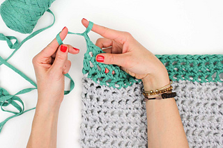 How-to-finger-crochet-for-beginners-video-tutorial-7_small2