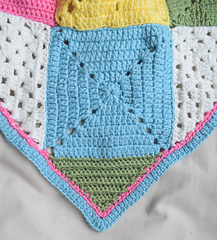 Classic_granny_with_a_twist_blanket_free_crochet_pattern_by_underground_crafter_corner_detail_small