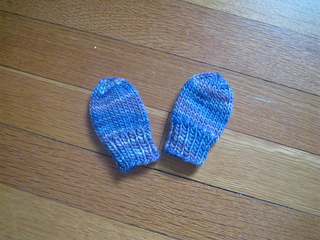 Ravelry: Easy thumbless baby mittens pattern by Julia Daby