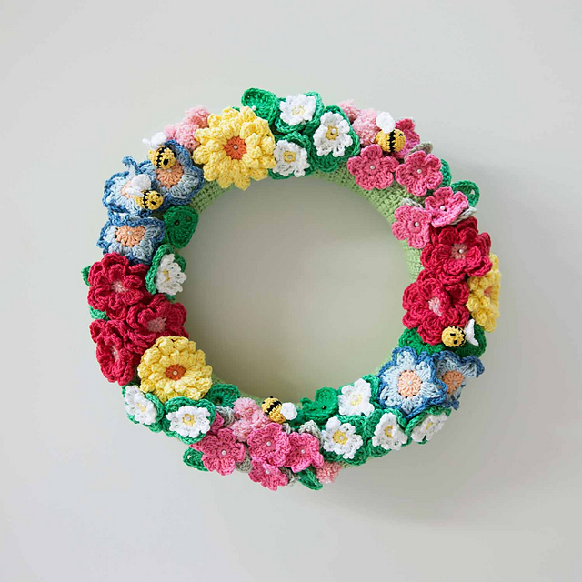 ravelry crochet flowers bees wreath pattern by mandy o sullivan