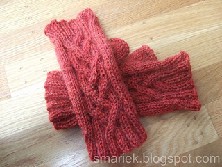Four_rib_braid_mitts_5_done_05_6p_small2