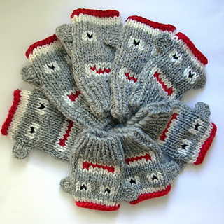 Fingerless_monkey_pile_small2