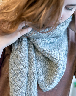 Walcot-yarns-cobbled-streets-shawl-close-up-02-web_small2