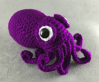 Ravelry: stubby googly-eyed squid pattern by Aeron Aanstoos