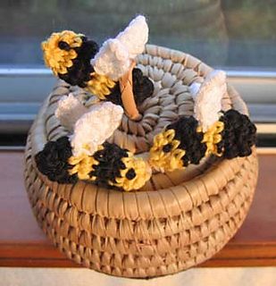 Amigurumi_bumblebees_with_white_wings_3_fix_small2
