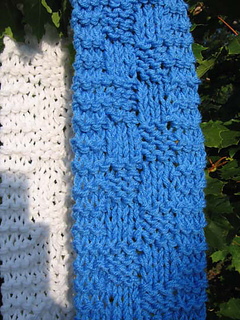 Chunk_a_block_scarf_blue_white_closeup_small2