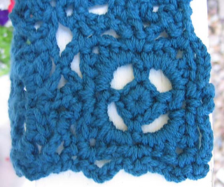 Old_world_scarf_motif_closeup_small2