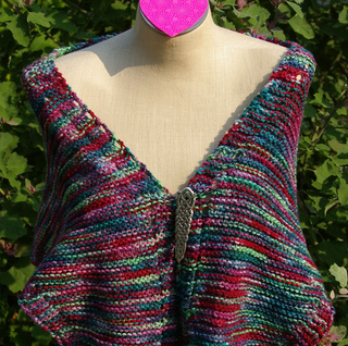 Triangle_durable_shawl_pinned_in_front_small2