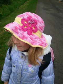 Laura_hat_small2
