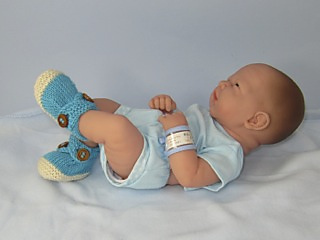 Baby_2_colour_cross_strap_booties08_small2