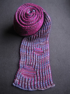 Img_0748_sloe_fizz_brioche_scarf_unrolling_small2