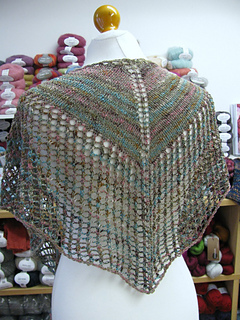 Super_eyelet_shawl_back_small2